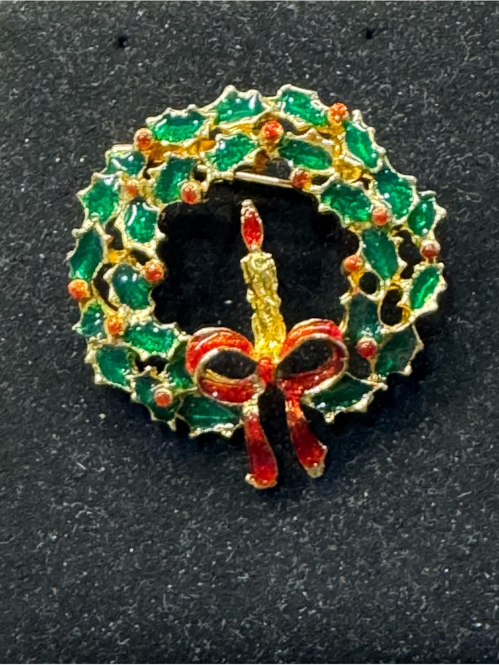 Holiday Wreath Enamel Pin Brooch in Green and Red